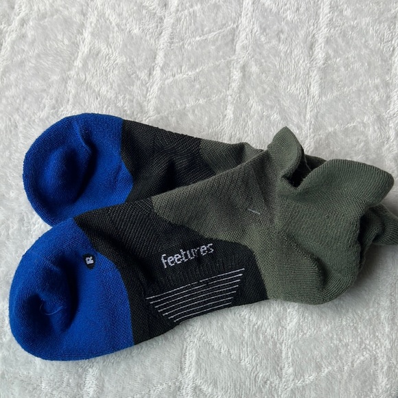 ( 2) Feetures  Elite Max Cushion No Show Tab Socks - Picture 6 of 15